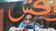 Sit-in per la ristoratrice di Napoli, adesivi anti-Israele