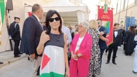 Alla Perdonanza consigliera sfila con abito-bandiera Palestina