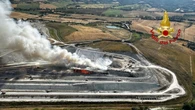 Incendio in impianto di rifiuti a Rosignano, colonna di fumo
