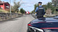 Tenta di uccidere il padre mentre dorme, ma lui riesce a fuggire