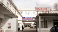 Si versa benzina addosso, protesta per mancata operazione madre