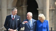 Carlo e Camilla al Colosseo, salutano la folla in attesa