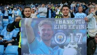 Il Manchester City celebra De Bruyne con mosaico e nome a strada