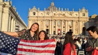 L'attesa dei fedeli a San Pietro tra smartphone e rosari 