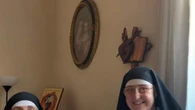 Monache agostiniane sorridenti postano foto su Instagram