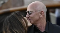Ultima sera Bezos a Venezia, baci e tenerezze davanti fotografi