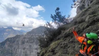 Cordata di alpinisti bloccata in parete sulle Alpi Giulie