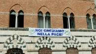 A Siena card.Lojudice espone striscione 'Crediamo nella pace'