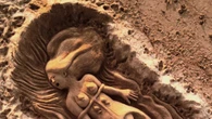 Incendi Sardegna, in una scultura sabbia i Quattro mori bruciano