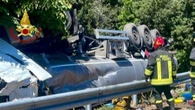Cisterna con benzina si ribalta su autostrada A12 in Toscana