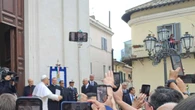 Piazza piena a Castel Gandolfo, atteso il Papa per la messa