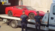 Demolita una falsa Ferrari, l'auto era in realtà una Toyota