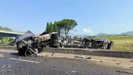 Tir si ribalta, finisce di traverso tra carreggiate A1 a Cassino
