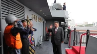 Corea del Nord:Kim visita nave da guerra da 5mila tonnellate