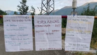 >ANSA-LA-STORIA/Strada chiusa, paese protesta contro istituzioni