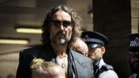 Russell Brand si dichiara non colpevole da accuse di stupro