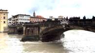 L'Arno molla la presa su Firenze, acqua sotto il livello di guardia