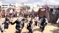 Bimbi danzano la 'dabke' a Gaza, 'perseverano contro la morte'