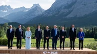 Foto di famiglia con Trump al G7, pochi sorrisi e facce tirate