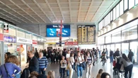 Rapine, estorsioni e minacce ai turisti, 3 portabagagli arrestati a Venezia