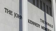 Giudice Usa, 'illegittimo il nome di Trump al Kennedy Center, va rimosso'