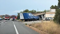 Tir colpisce auto sull'Aurelia e sfonda edificio, un morto