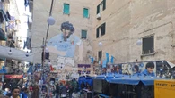 Sequestrate magliette e gadget al murales di Maradona