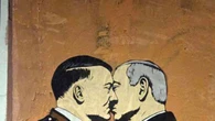 Un bacio tra Hitler e Netanyahu nel nuovo poster di Laika