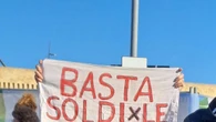 'Basta soldi per le armi', striscione durante Festa forza armate
