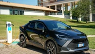 Toyota vira sul plug-in hybrid, 'favorisce la transizione elettrica'