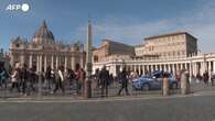 Papa ricoverato, terza domenica senza Bergoglio: poca gente a San Pietro