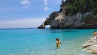 Malore mentre fa il bagno, turista muore in Ogliastra