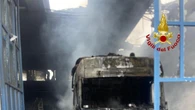 Incendio in azienda di trasporti a Parma, verifiche su amianto