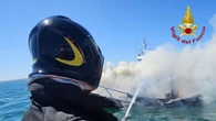 Barca in fiamma a dieci miglia dalla costa, tre persone in salvo