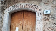 A sorpresa poesie di Franco Arminio su muri nel Salernitano