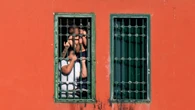 Sappe, detenuto ex pugile ferisce tre poliziotti