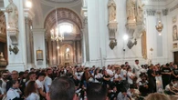 Giovane ucciso, ai funerali decine di ragazzi attorno alla bara