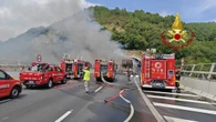 Caos in nodo autostrade Genova per incidente, distribuita acqua