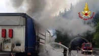 Si incendia camion carico di birra, disagi lungo la A23