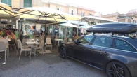 Auto ingrana marcia contro birreria, tutti illesi a Viareggio