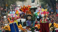 Messico, 1,5 milioni di persone alla sfilata del Día de Muertos