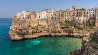 Si tuffa in mare dalla scogliera a Polignano, morto 23enne