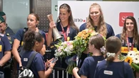 Italvolley femminile, azzurre a Malpensa con la Coppa tra cori e abbracci