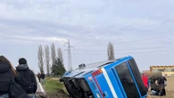 Bus con scolaresca finisce contro un albero, 5 feriti