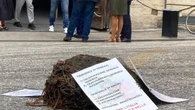 Letame davanti a tribunale e volantini con insulti, identificato