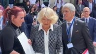 Camilla in visita in una scuola romana, in regalo una pizza