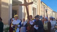 Da Pulcinella a Colombina: tutti in maschera alla Porta Santa