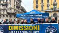 'Sala si dimetta', FdI raccoglie le firme in piazza a Milano