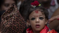 Nepal, la nuova dea vivente ha 2 anni e nessuna paura del buio