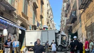 Corsa senza freni per camion in centro Napoli, panico e 3 feriti